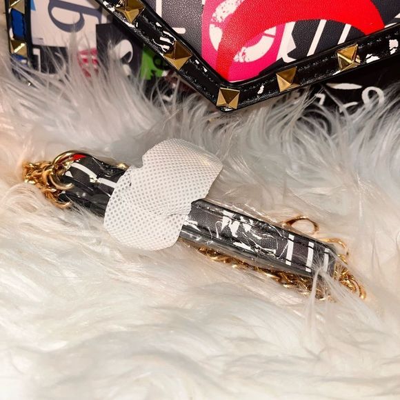 🖤Graffiti Studded Clutch - Picture 5 of 5